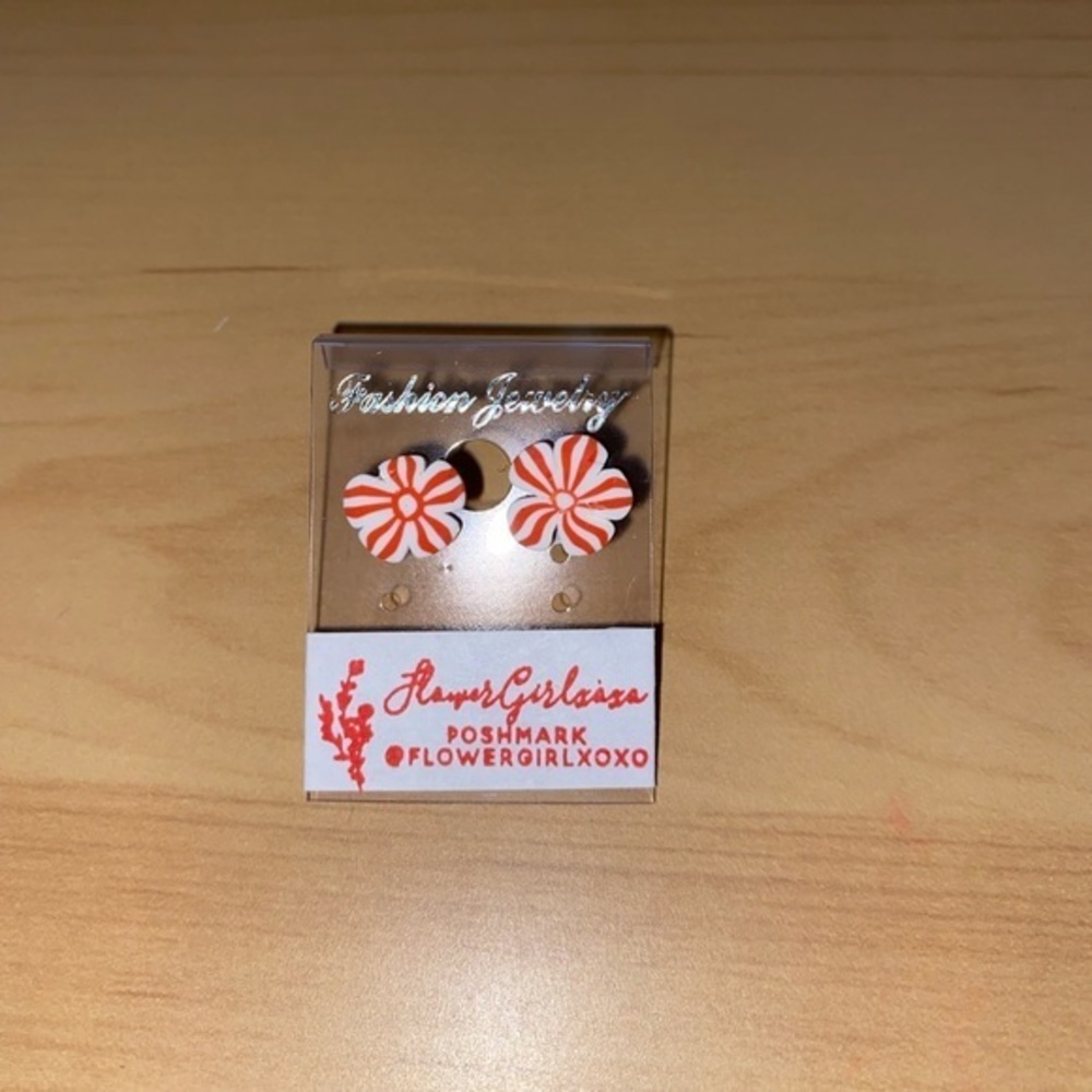 Candy Cane Stripe Earrings ♥️ 🤍 - Picture 5 of 9